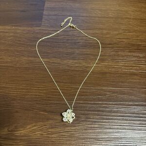 Elegant Gold Flower Pendant Necklace